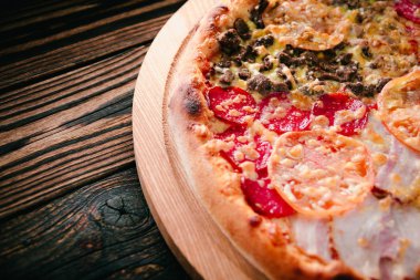 Pizza bir kesme tahtası üzerinde