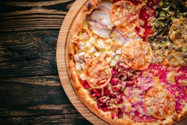 Pizza bir kesme tahtası üzerinde