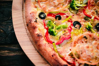 Pizza bir kesme tahtası üzerinde