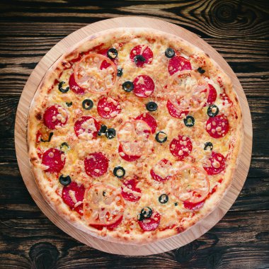 Pizza bir kesme tahtası üzerinde