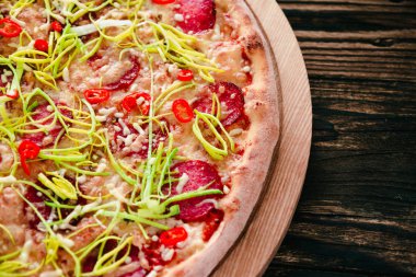 Pizza bir kesme tahtası üzerinde