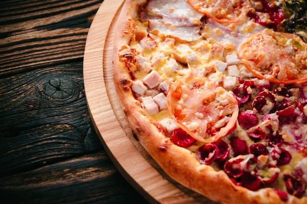 Pizza bir kesme tahtası üzerinde