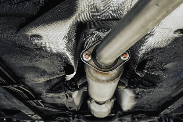 Sistema di scarico auto con bassa profondità di campo — Foto Stock