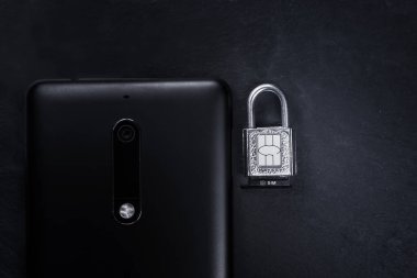 yanında belgili tanımlık smartphone üzerine kilit ve SIM kart