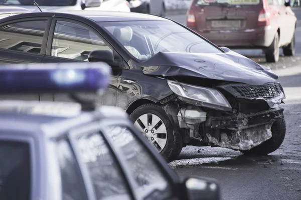 Auto-ongeluk op ondiepe scherptediepte — Stockfoto