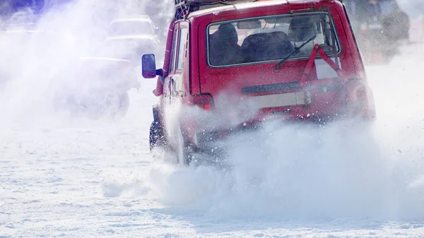 Carro em uma estrada nevada — Fotografia de Stock