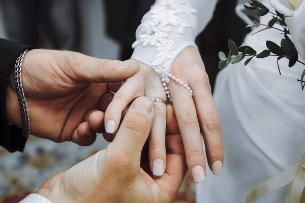 Ντύνει ένα δαχτυλίδι σε ένα δάχτυλο με ρηχό βάθος πεδίου — Φωτογραφία Αρχείου