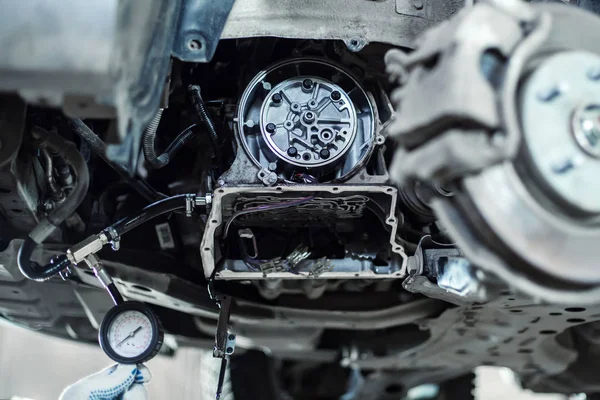 分解された車の自動変速機 — ストック写真