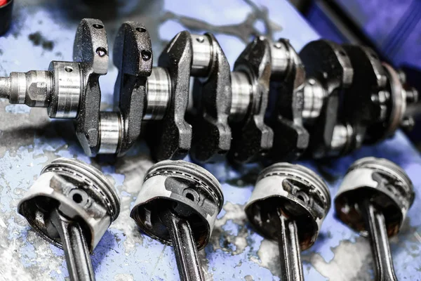 Crankshaft and pistons with connecting rods on the table — Stock Photo, Image