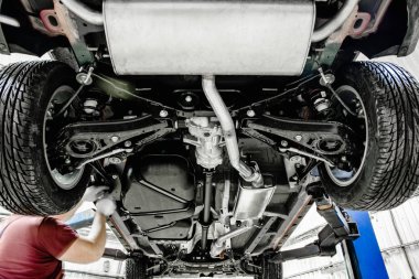 Arabanın egzoz sistemi sığ alan derinliğinde