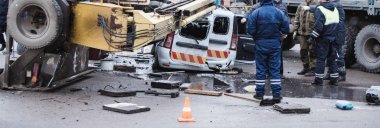 Trafik kazası ve yakınlarda duran insanların kişiliksiz figürleri.