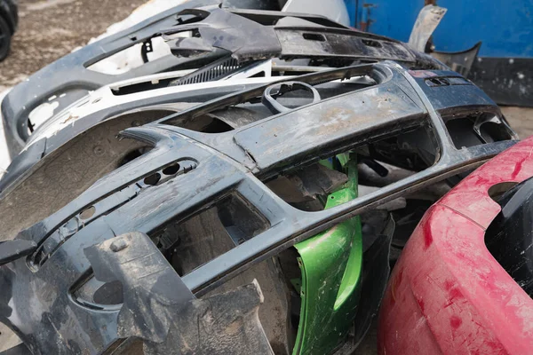 Broken plastic bumpers of cars for recycling during the day — Zdjęcie stockowe