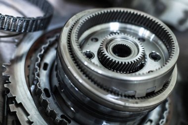 Alanın sığ derinliğinde otomatik şanzıman parçaları