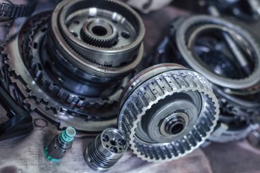 Alanın sığ derinliğinde otomatik şanzıman parçaları