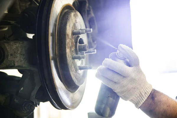 Aplicación Una Composición Especial Una Lata Aerosol Sistema Frenado Automóvil — Foto de Stock