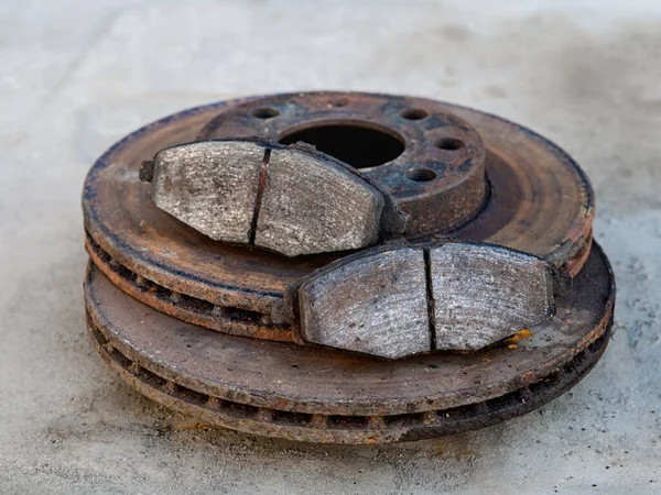 Oude remblokken op de remschijf met een ondiepe velddiepte — Stockfoto