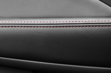 Deride kırmızı iplikle dikilmiş dikiş.