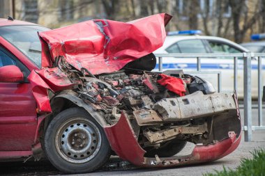 alan sığ derinliği ile yolda trafik kazası