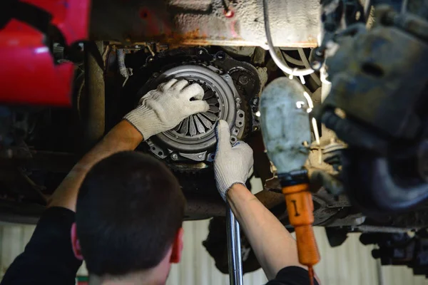 Bir araba debriyaj diski yükleniyor