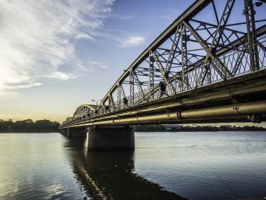 günbatımı üzerinde köprü