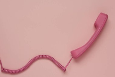 Pembe bir cep telefonu ya da eski bir telefon modeli..