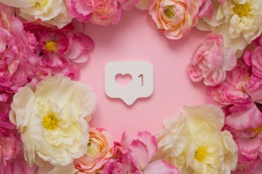 Şakayık çerçevesi çiçekli üst manzara. Ortasında bir ikon gibi Instagram var. bahar, üst görünüm