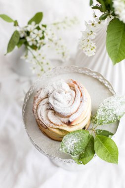 Hafif arka planda ortodoks tatlı ekmek, kulich ve bahar çiçekleriyle Paskalya kompozisyonu.