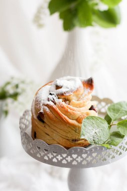 Hafif arka planda ortodoks tatlı ekmek, kulich ve bahar çiçekleriyle Paskalya kompozisyonu.