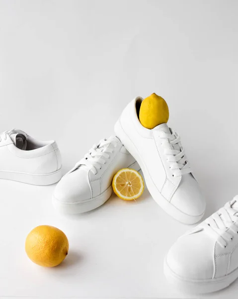 Las zapatillas a la moda femeninas, el limón amarillo. Concepto de estilo de vida saludable. Pisos. Moda —  Fotos de Stock