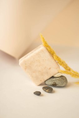 El yapımı sabun, sünger taşı ve bez.