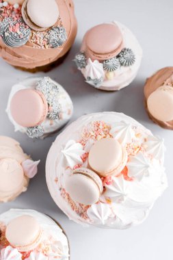 Beyaz ahşap arka planda lezzetli Paskalya pastalarının üst görüntüsü