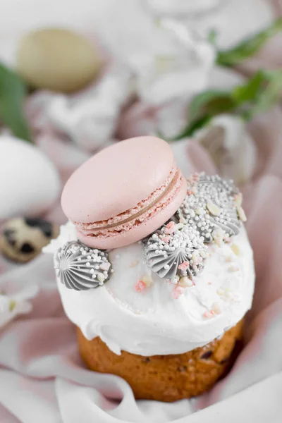 Pan dulce tradicional de Pascua decorado con merengues y macarrones en un plato sobre un fondo de un jarrón con tulipanes blancos. Copiar espacio —  Fotos de Stock