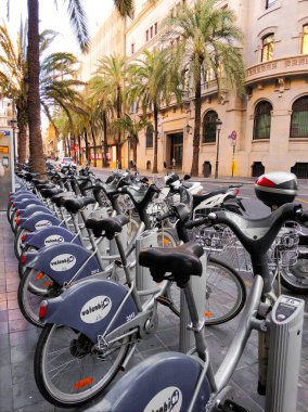 Valencia, İspanya - 10 Şubat 2020: Valencia bisiklet paylaşım istasyonu. Bisiklet kiralama sürdürülebilir ve çevre dostu. Karantina 2020