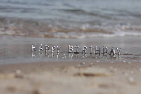 Selektywna ostrość Happy birthday candles on a beach. — Zdjęcie stockowe