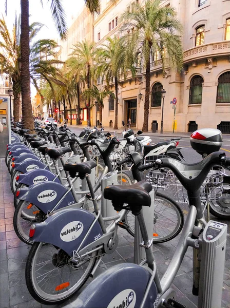 Валенсія, Іспанія - 10 лютого 2020: діюча станція велосипедів у Валенсії. Велосипедна оренда є екологічно чистою та екологічно безпечною. карантин 2020 Стокове Фото