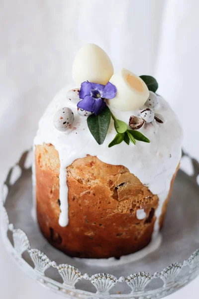 Easter composition with Orthodox sweet bread, Easter cake decorated with eggs, sweets and lilac flowers on a light background. Easter holidays breakfast concept. — Stock Photo, Image