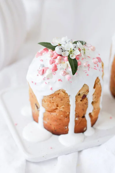 Paskalya kompozisyonu Ortodoks tatlı ekmeği, yumurta, tatlı ve çiçeklerle süslenmiş Paskalya pastası ve açık arkaplanda pembe kalpler.. — Stok fotoğraf