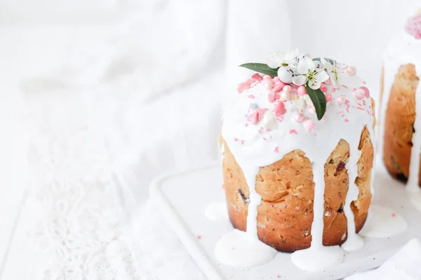 Pane dolce ortodosso pasquale, dolci pasquali decorati con fiori e dolci su un piatto di marmo bianco su uno sfondo di legno bianco. Vacanze concetto di colazione con spazio copia . — Foto Stock