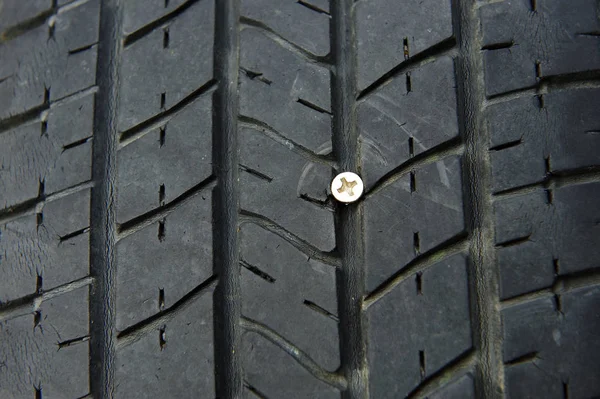 Schraube im Reifen. — Stockfoto