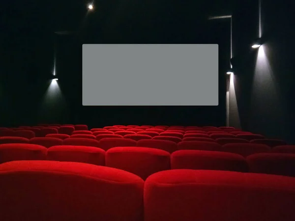 Leere rote Sitze im Kino. — Stockfoto