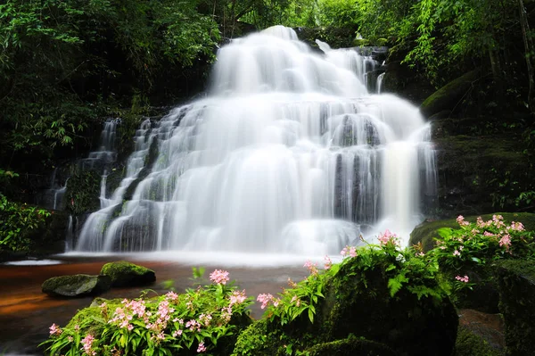 Wodospad Mundang — Zdjęcie stockowe