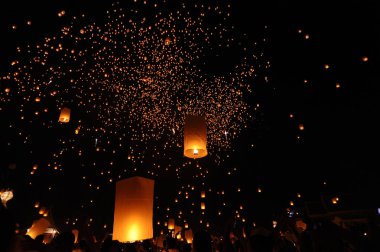 Yeepeng festivalinde yüzen fenerler