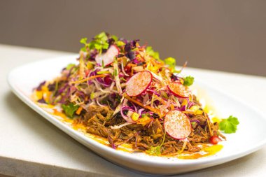 Yavaş kızarmış domuz çekti yaz salatası