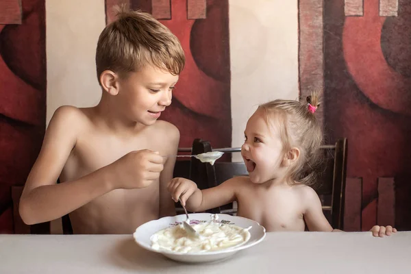 Fratele Își Hrănește Sora Mai Mică Lingură Terci Lapte Într — Fotografie, imagine de stoc