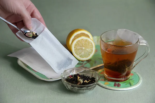 Nahaufnahme Von Schwarzem Tee Und Einem Transparenten Glas Stockbild
