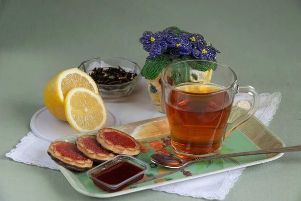 Eine Tasse Heißer Tee Mit Zitrone Steht Auf Einem Tablett Stockbild