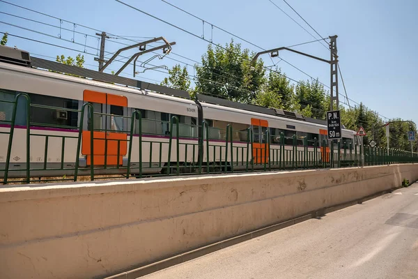 Trem Elétrico Com Portas Multicoloridas Move Entre Uma Cerca Especial Fotografia De Stock