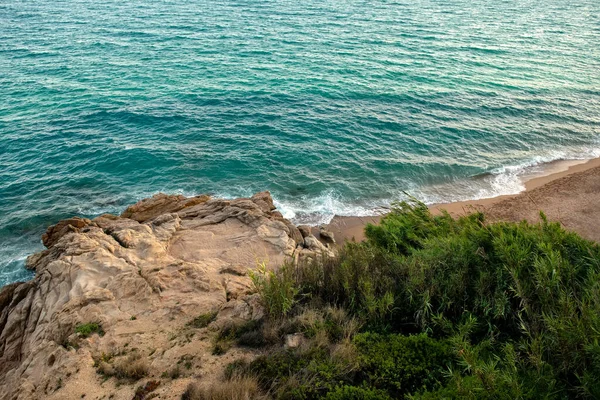 Coasta Stâncoasă Vegetație Verde Plajă Nisip Pustie Fundalul Valurilor Mare Fotografie de stoc