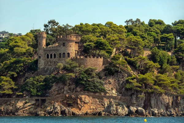 Cetatea Antică Piatră Turnuri Stâncă Stâncoasă Printre Copacii Verzi Deasupra — Fotografie, imagine de stoc