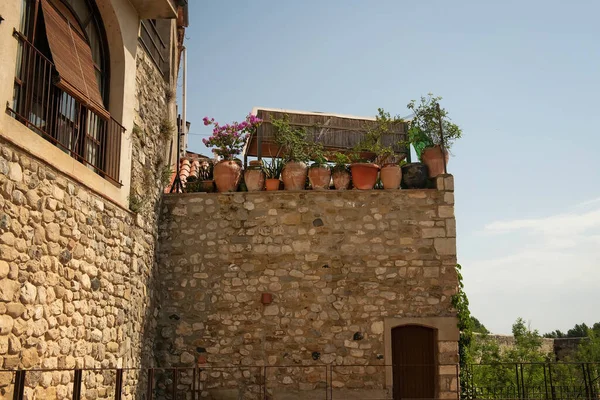 Stěna Starého Španělského Domu Hlíny Kamene Klenutým Oknem Přilehlou Terasou Stock Fotografie
